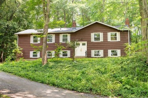 71 Chamberlain Dr, Huntington, CT 06484-2618