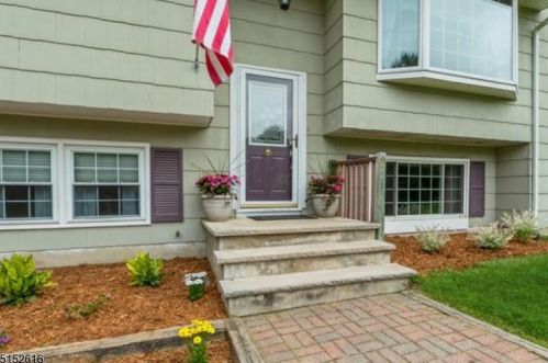 7 Hemlock Rd, Clinton, NJ 08809-1012