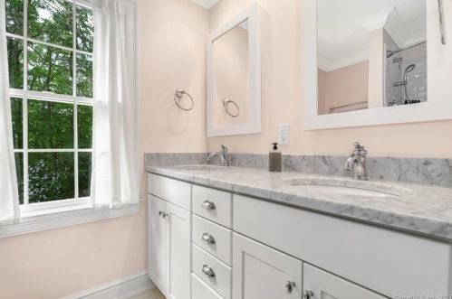 31 Hollow Tree Pl, Wilton CT  06897-2314 exterior