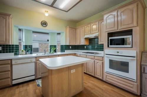 1140 Holly Dr, Carrollton TX 75010-1085 exterior