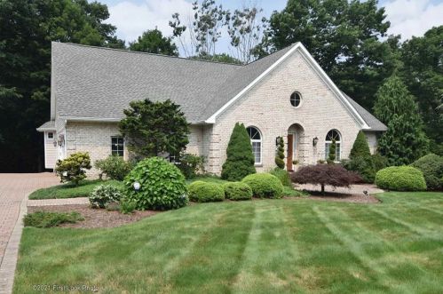68 Rollingwood Dr, Providence, RI 02919-1635