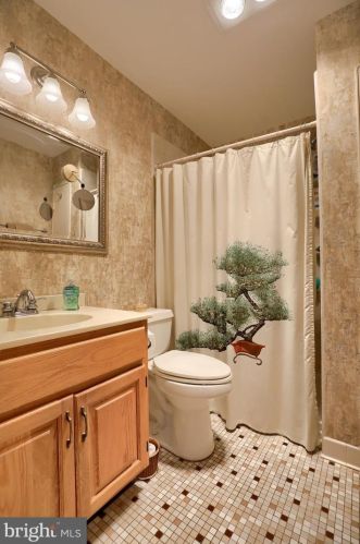 185 Valleybrook Dr, Lancaster PA  17601-4620 exterior