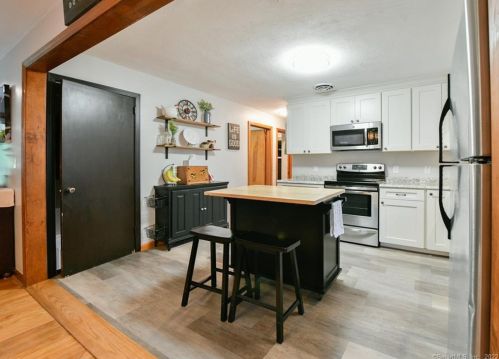 39 Maryland Dr, Middlefield CT  06455-1005 exterior