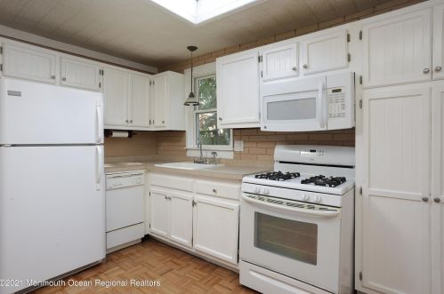 14 Liberty St, Middletown, NJ 07748-2530