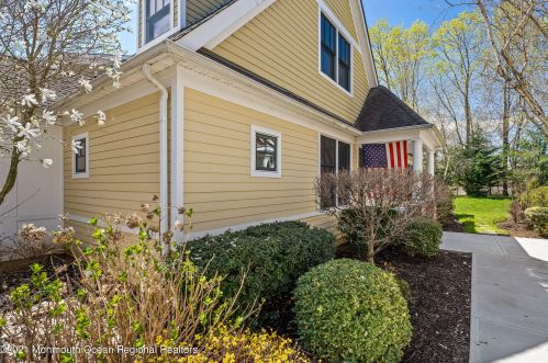 76 Thornbrooke Dr, Red Bank, NJ 07702