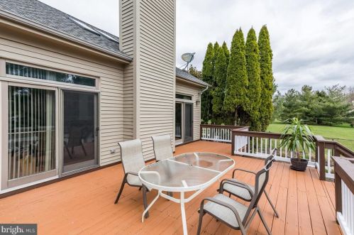 8 Tomlyn Dr, Princeton NJ  08540-4316 exterior