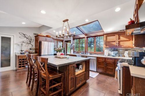 1664 Las Flores Dr, Glendale CA  91207-1200 exterior