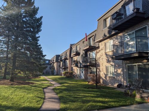 9458 Bay Colony Dr, Des Plaines IL  60016-3652 exterior