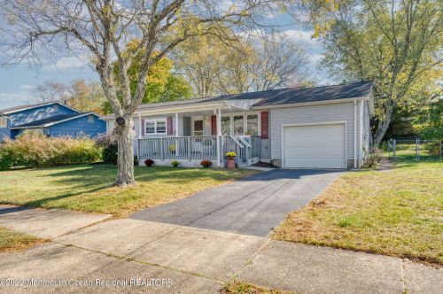 8 Oklahoma Dr, Jackson Twp, NJ 08527-1502