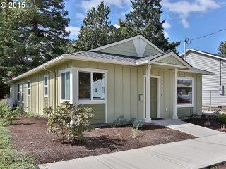 8744 Rural St, Portland, OR 97266-5702