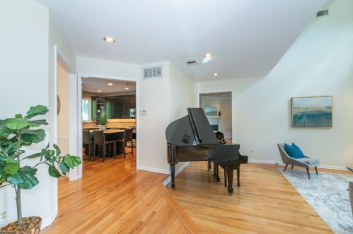 4 Alexander Ct, Montclair, NJ 07043-2038