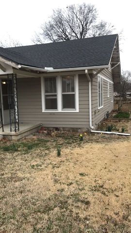 608 7th St, Newkirk, OK 74647-3531