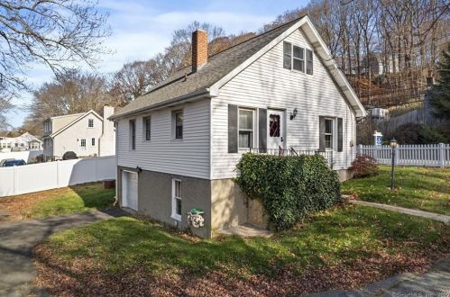 72 Flanders Rd, Niantic CT  06357-1525 exterior