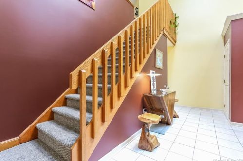 1 Rose Ln, Sandy Hook, CT 06482-1468