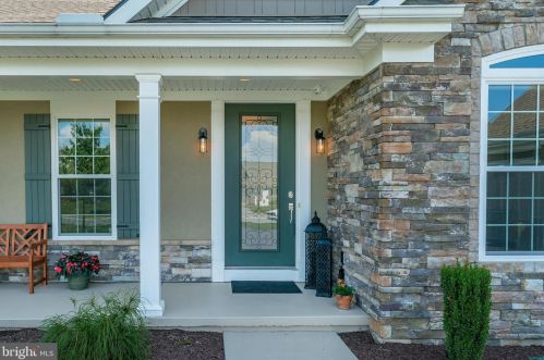 212 Shade Tree Dr, Lancaster PA  17603-5074 exterior