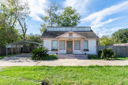 2206 Velasco St, Angleton, TX 77515-9668