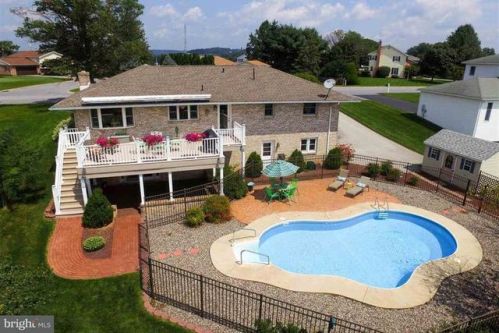 1460 Breezeview Dr, York, PA 17404-1719