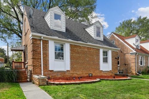 8728 Sacramento Ave, Chicago, IL 60805-1027