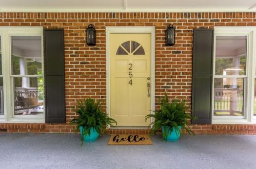 254 Pineview Dr, Holly Springs, GA 30114-8940