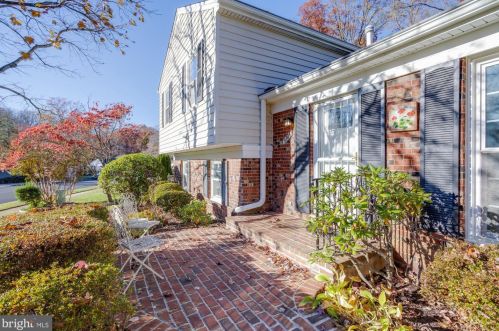 9306 Winbourne Rd, Springfield, VA 22015-1753