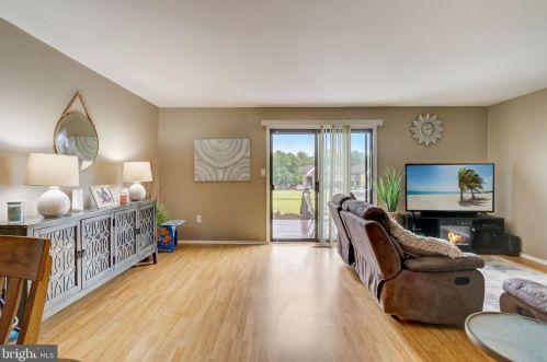 4 Crawford Ct, Trenton NJ  08690-3618 exterior