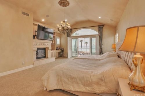 1610 Pacific Coast Hwy, Huntington Beach CA  92648-4434 exterior
