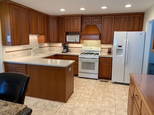 607 Elderberry Ln, Mount Prospect, IL 60056-1327