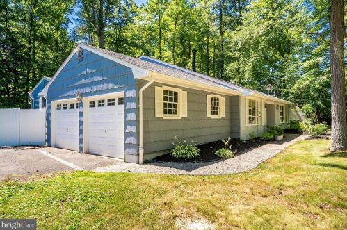 22 Debbie Ln, East Windsor, NJ 08520-1616