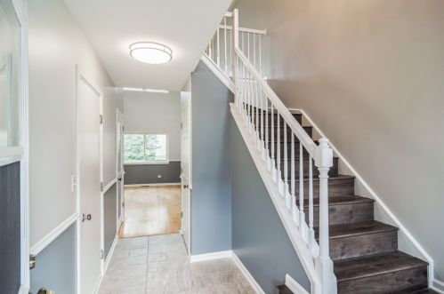 654 Whispering Oaks Ct, Palatine, IL 60074-2362