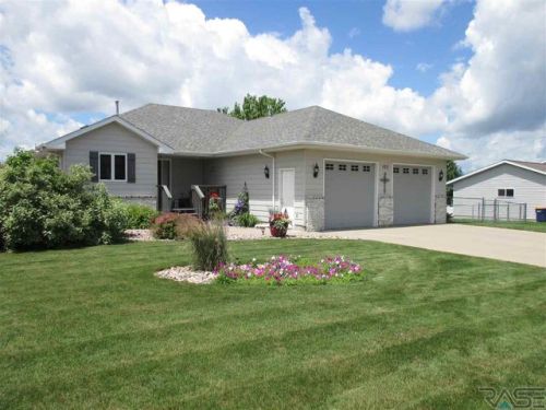105 Susan Ave, Renner, SD 57020-2049