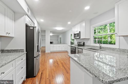 5835 Oakland Park Dr, Springfield VA  22015-2438 exterior