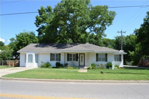 704 Wallace St, Shawnee OK  74801-5241 exterior