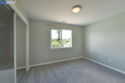 285 Stoakes Ave, San Leandro CA 94577-1735 exterior