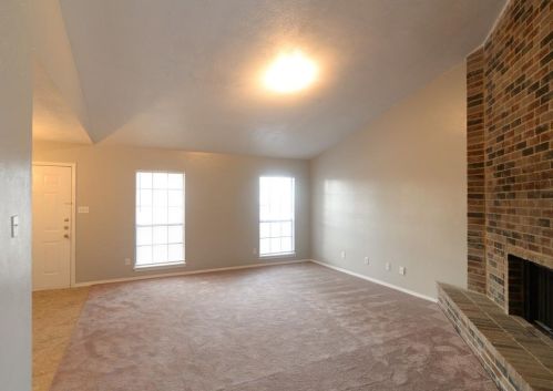 142 Kingsbridge Dr, Garland TX  75040-3513 exterior