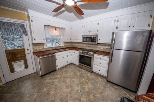 35 Cricket Ln, Somers, CT 06071-1625