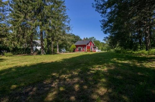 39 Laurel St, Hopkinton, RI 02804-1520