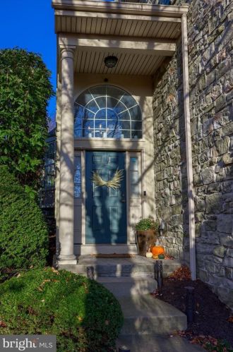 717 Royal View Dr, Lancaster, PA 17601-2876