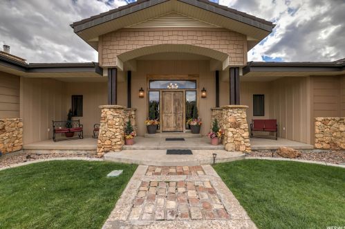 658 Harmony Dr, Chekshani Cliffs, UT