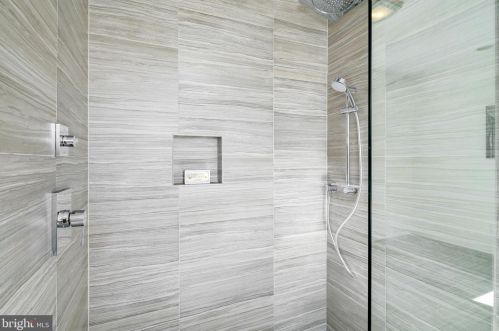 146 Front St, Philadelphia PA 19106-0020 exterior