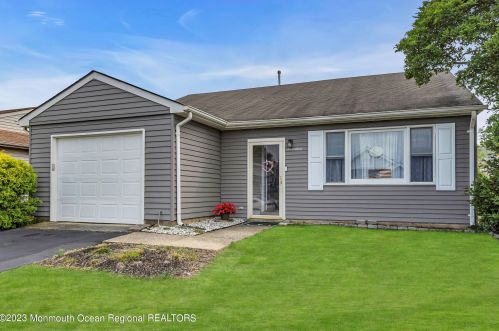 17 Buckingham Dr, Lakehurst, NJ 08759-6720