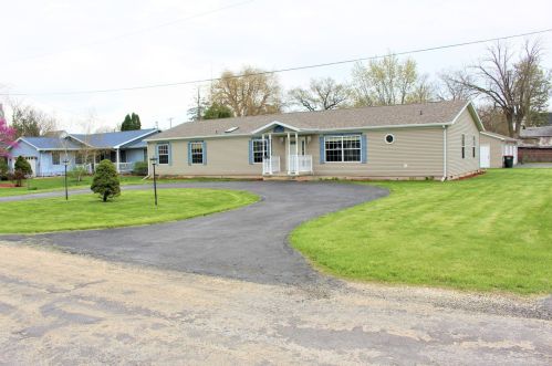 130 Walnut St, Paxton, IL 60957-1068