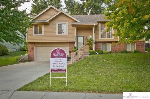 2702 Blackhawk Dr, Bellevue, NE 68123-3700