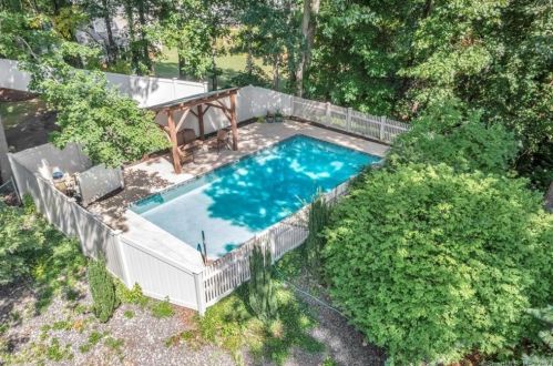44 Knollwood Dr, Glastonbury, CT 06033-1820