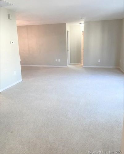 16 Greenview Ln, Milford, CT 06461-2364