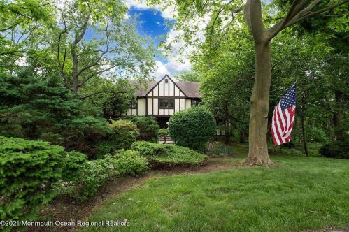 7 Emory Pl, Holmdel Village, NJ 07733-1811