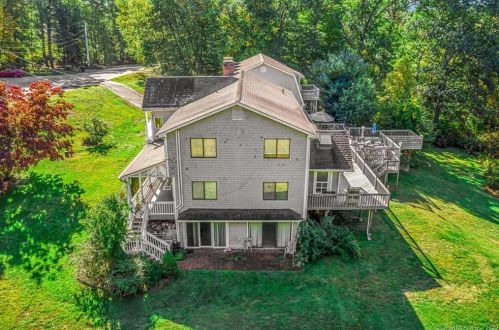 15 Lisa Dr, Upper Stepney CT  06468-1340 exterior