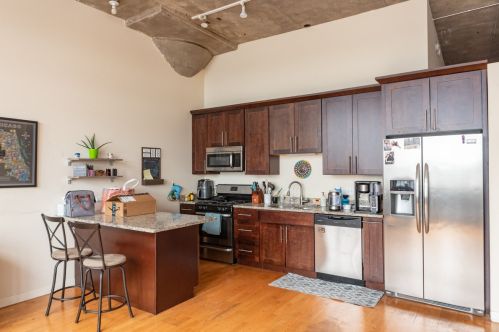 3963 Belmont Ave, Chicago, IL 60618-5129