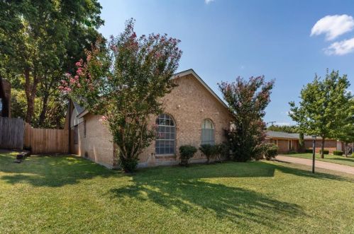 1808 Lake Shore Ct, Fort Worth, TX 76103-1512