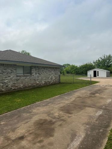 105 Meadowview Ln, Angleton TX  77515-3818 exterior