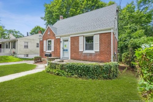 67 Houston St, Waterbury, CT 06704-2520